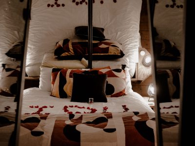 Chambre romantique dans un hébergement insolite, décorée de pétales de roses.