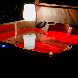 Hébergement insolite en Languedoc-Roussillon avec jacuzzi lumineux et ambiance nocturne.