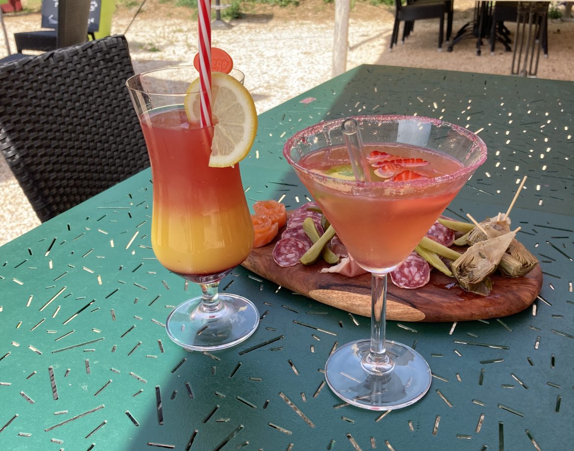 Dégustation de cocktails sur une terrasse dhébergement insolite en Languedoc-Roussillon.