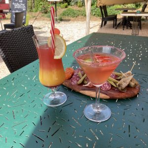 Dégustation de cocktails sur une terrasse dhébergement insolite en Languedoc-Roussillon.
