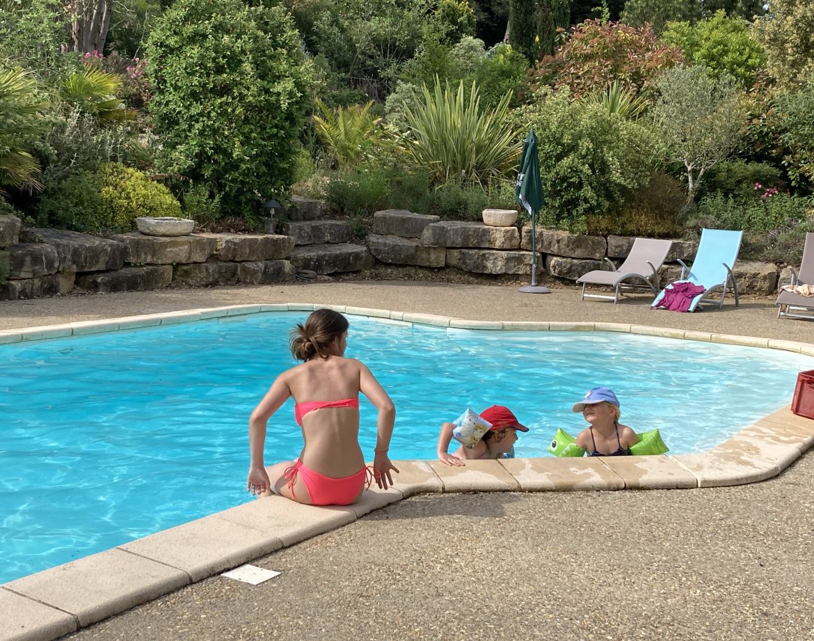 Hébergement insolite en Languedoc-Roussillon avec piscine et verdure luxuriante.