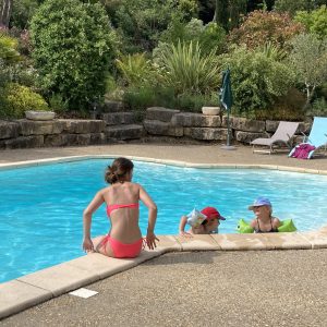 Hébergement insolite en Languedoc-Roussillon avec piscine et verdure luxuriante.