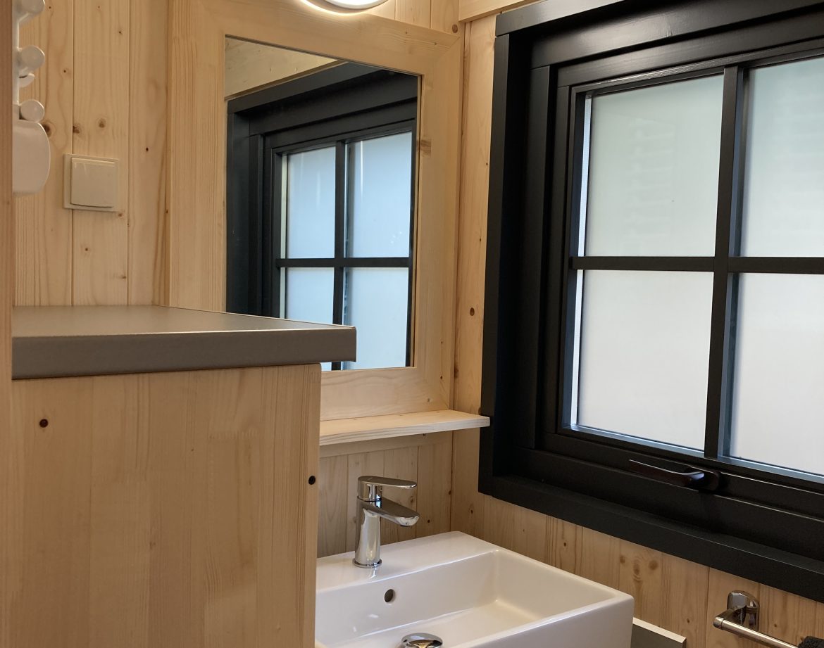 Salle de bain moderne en bois dans un hébergement insolite à Languedoc-Roussillon.