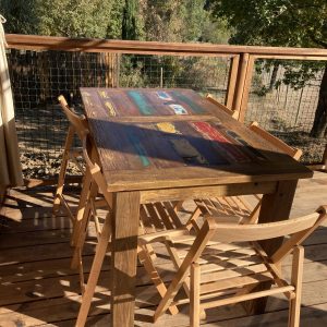 Table en bois sur une terrasse dun hébergement insolite en Languedoc-Roussillon.