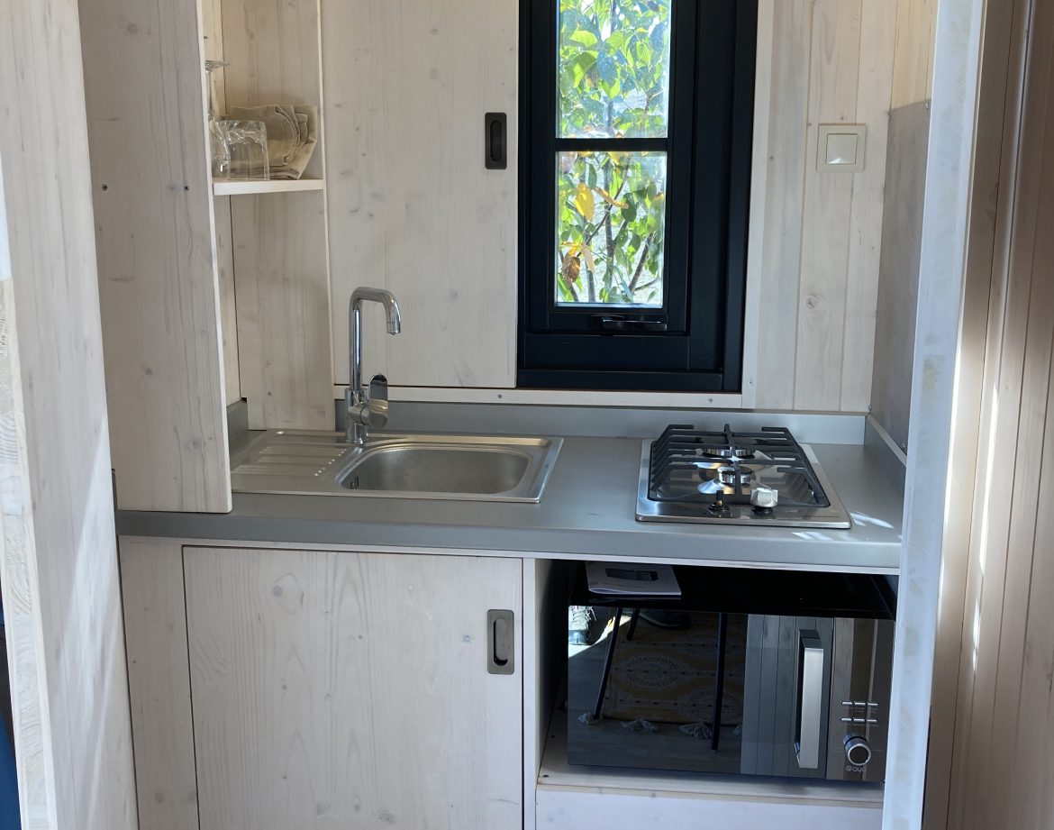 Cuisine moderne dans un hébergement insolite en bois à Languedoc-Roussillon.