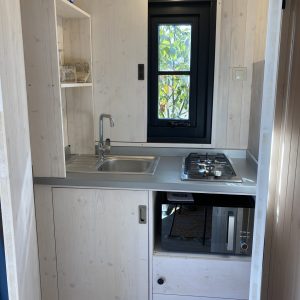 Cuisine moderne dans un hébergement insolite en bois à Languedoc-Roussillon.