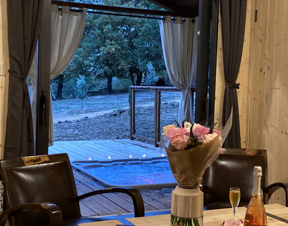 Hébergement insolite en Languedoc-Roussillon avec jacuzzi et vue sur la nature.