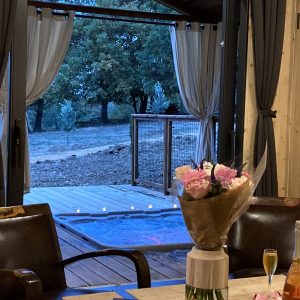 Hébergement insolite en Languedoc-Roussillon avec jacuzzi et vue sur la nature.