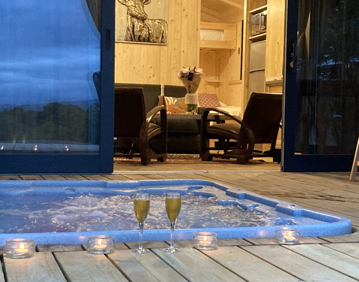 Hébergement insolite en Languedoc-Roussillon avec jacuzzi et décoration chaleureuse.