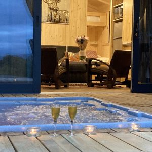 Hébergement insolite en Languedoc-Roussillon avec jacuzzi et décoration chaleureuse.