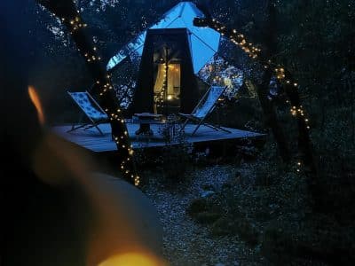 Hébergement insolite en forme de dôme, illuminé par des guirlandes, au cœur de la nature.