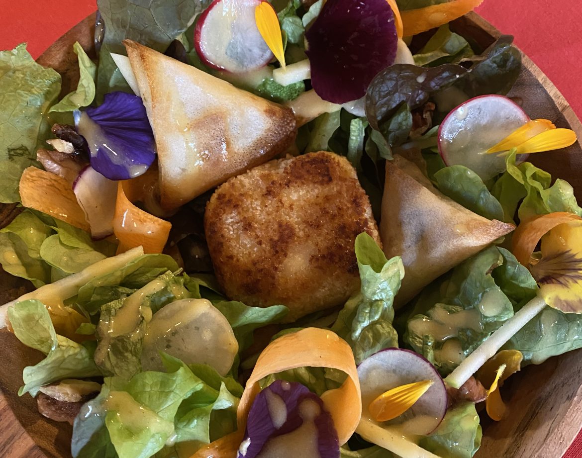 Salade colorée avec samoussas, légumes frais et fleurs comestibles, Languedoc-Roussillon.