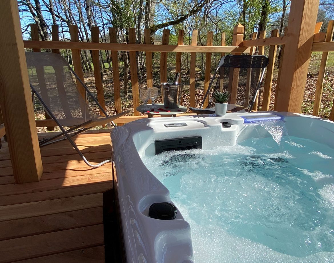 Hébergement insolite en Aquitaine avec jacuzzi extérieur et terrasse en bois.