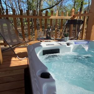 Hébergement insolite en Aquitaine avec jacuzzi extérieur et terrasse en bois.