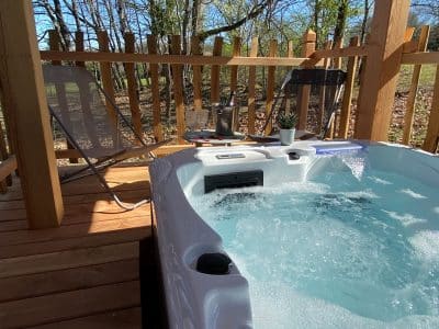 Hébergement insolite en Aquitaine avec jacuzzi extérieur et terrasse en bois.