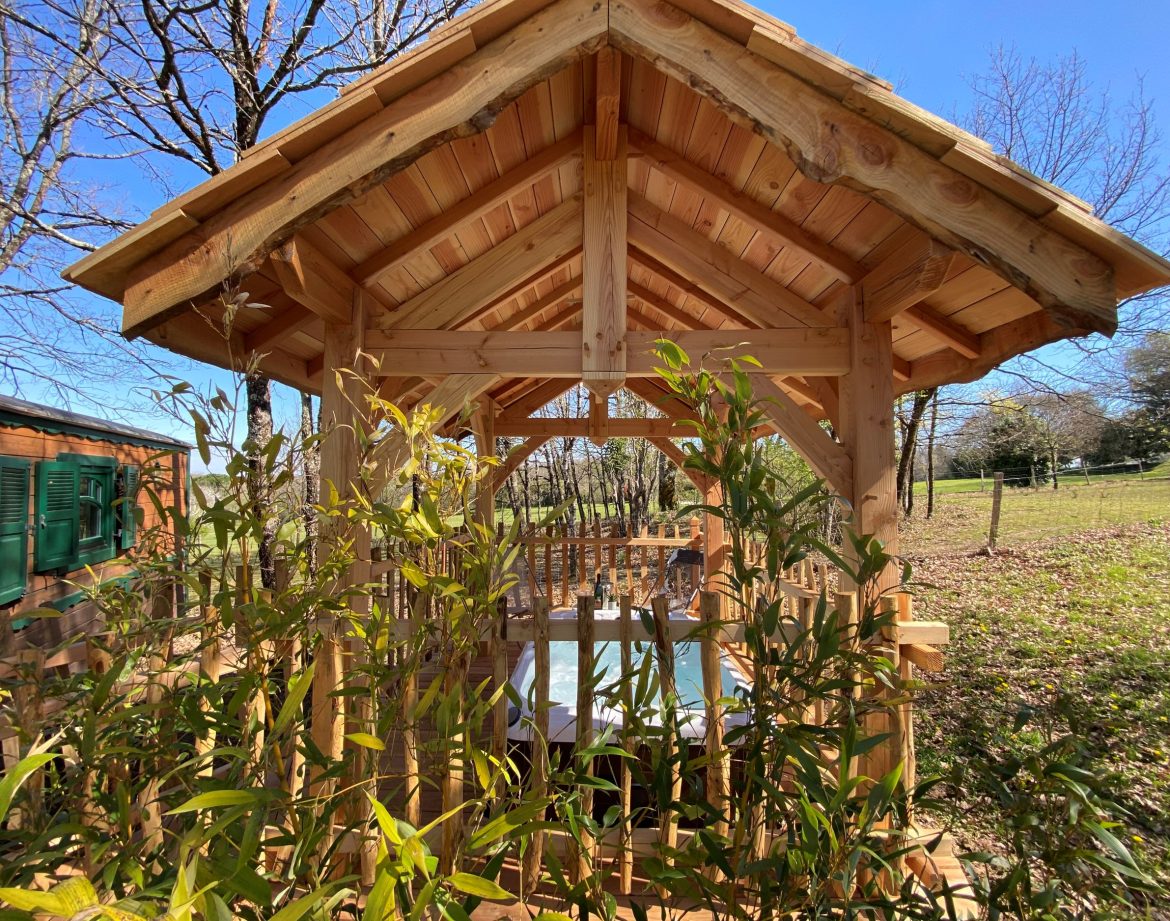 Cabane en bois dans un cadre verdoyant, idéale pour un séjour insolite en Aquitaine.