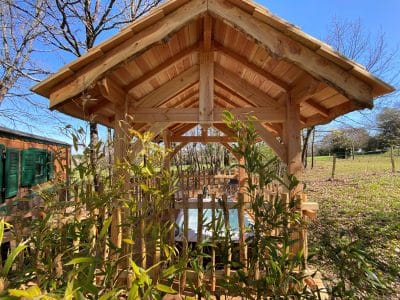 Cabane en bois dans un cadre verdoyant, idéale pour un séjour insolite en Aquitaine.