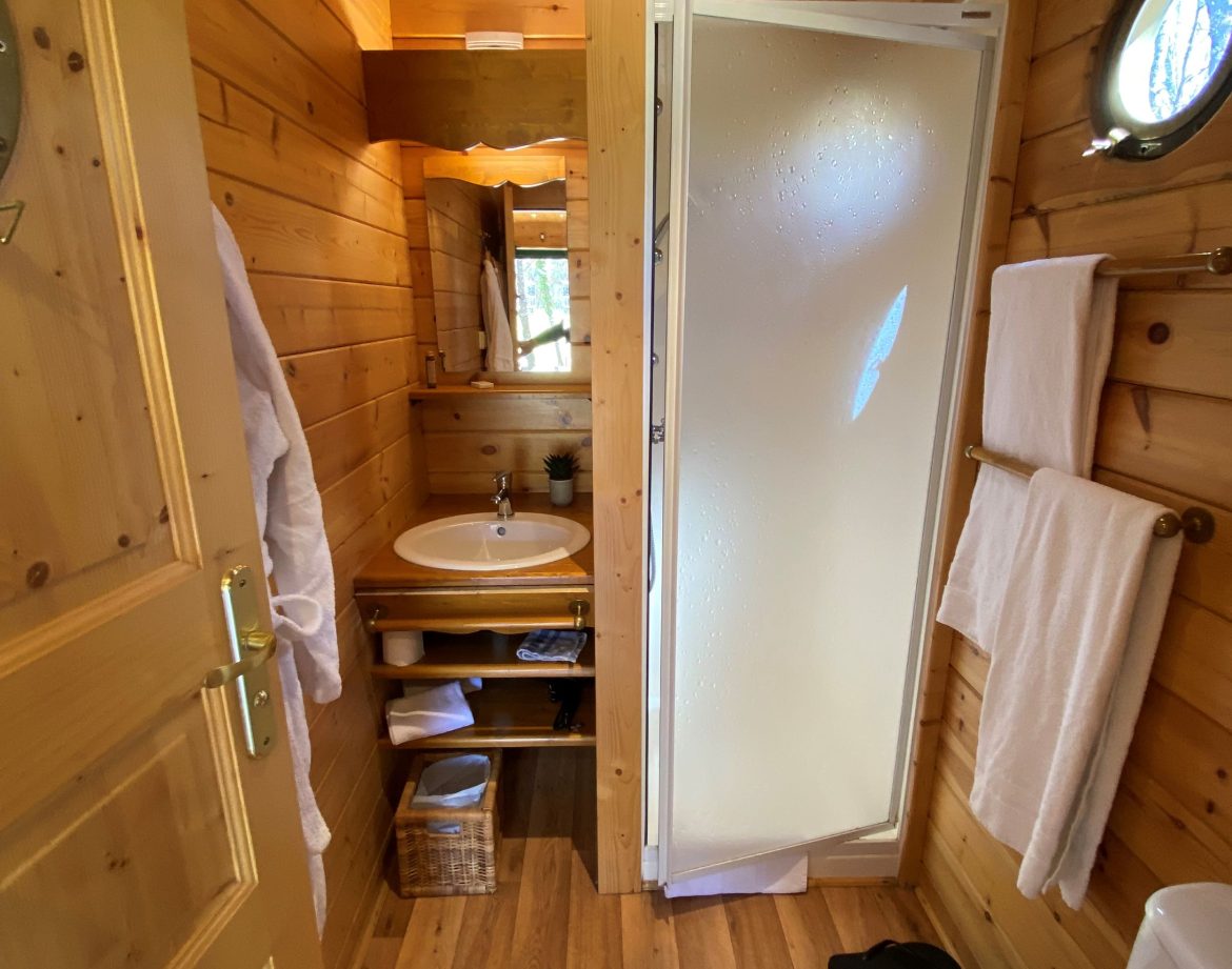 Cabane en bois en Aquitaine avec salle de bain moderne et décor chaleureux.