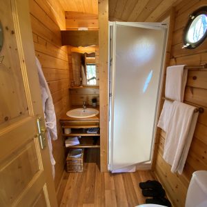 Cabane en bois en Aquitaine avec salle de bain moderne et décor chaleureux.