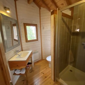 Salle de bain moderne en bois dans un hébergement insolite en Aquitaine.