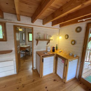 Cabane en bois à Aquitaine, avec cuisine équipée et vue sur la nature.