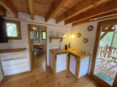 Cabane en bois à Aquitaine, avec cuisine équipée et vue sur la nature.