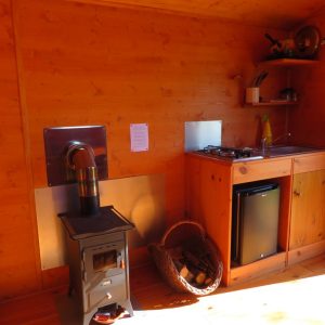 Cabane en bois en Bretagne, avec poêle à bois et kitchenette équipée.