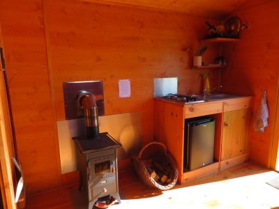 Cabane en bois en Bretagne, avec poêle à bois et kitchenette équipée.