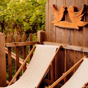 Hébergement insolite en Hauts-de-France avec chaises longues en bois et décor naturel.
