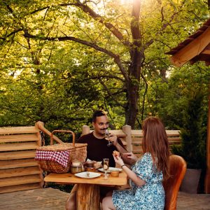 Hébergement insolite en cabane dans les arbres, repas romantique sous les arbres.
