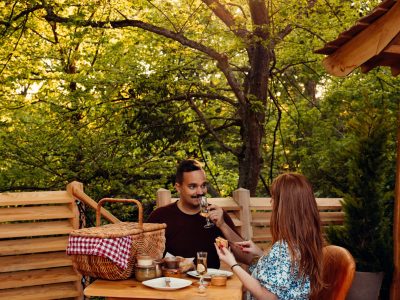 Hébergement insolite en cabane dans les arbres, repas romantique sous les arbres.