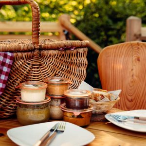 Panier pique-nique en osier avec plats gourmands, idéal pour un séjour insolite.