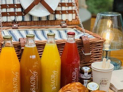 Panier pique-nique avec boissons et viennoiseries, hébergement insolite en Languedoc-Roussillon.