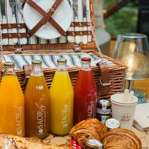 Panier pique-nique avec boissons et viennoiseries, hébergement insolite en Languedoc-Roussillon.