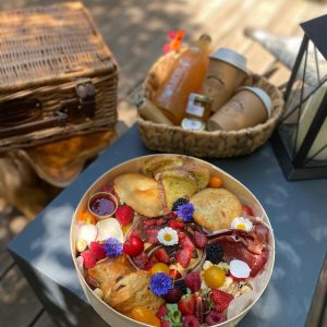 Hébergement insolite en Languedoc-Roussillon avec un plateau gourmand de fruits et viennoiseries.