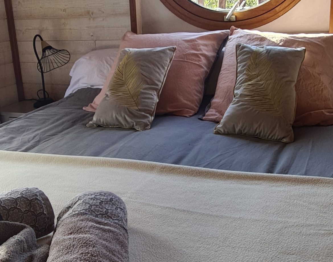 Hébergement insolite en Corse : chambre avec vue panoramique et décor chaleureux.