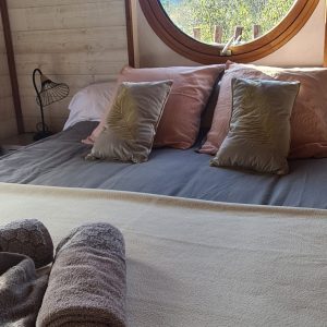 Hébergement insolite en Corse : chambre avec vue panoramique et décor chaleureux.