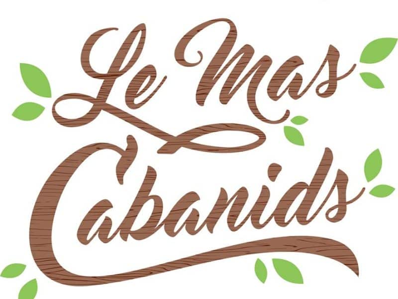 Logo du Mas Cabanids, hébergement insolite entouré de verdure.