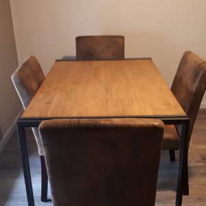 Table en bois avec chaises confortables dans un hébergement insolite en Grand-Est.