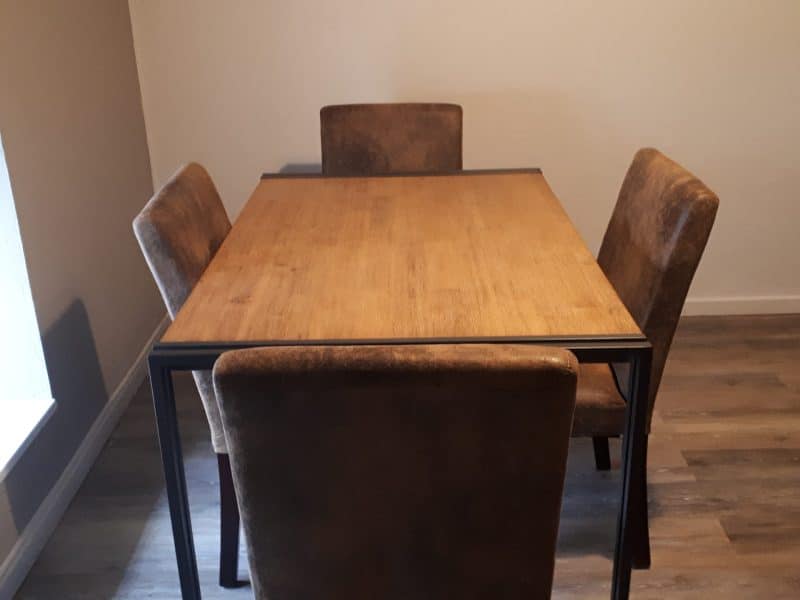 Table en bois avec chaises confortables dans un hébergement insolite en Grand-Est.