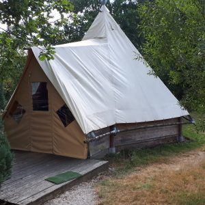 Tente safari spacieuse à Grand-Est, avec un toit en toile et une terrasse en bois.