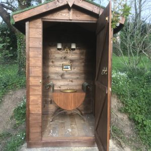 Cabane en bois à Basse-Normandie avec une porte ouverte et un mobilier vintage.