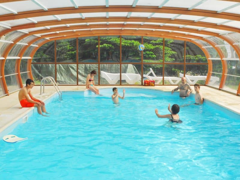Hébergement touristique avec piscine intérieure, baignée de lumière naturelle.