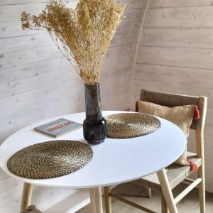 Hébergement insolite en Nouvelle-Aquitaine : intérieur cosy avec vase de fleurs séchées.