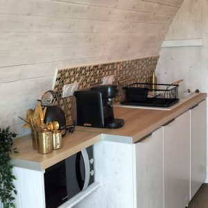 Hébergement insolite en Nouvelle-Aquitaine, cuisine moderne sous un plafond arrondi.