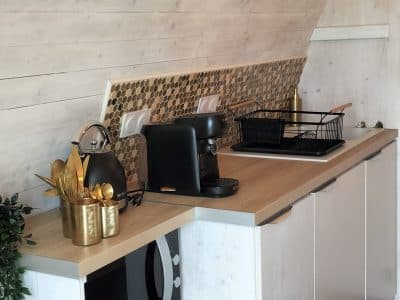 Hébergement insolite en Nouvelle-Aquitaine, cuisine moderne sous un plafond arrondi.