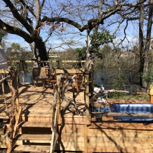 Dôme en bois sur pilotis, avec terrasse et jacuzzi, au bord de leau à Midi-Pyrénées.