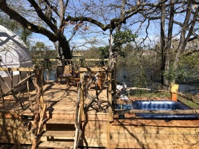 Dôme en bois sur pilotis, avec terrasse et jacuzzi, au bord de leau à Midi-Pyrénées.