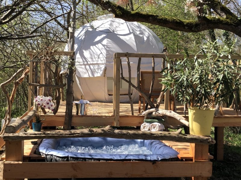 Dôme insolite en Midi-Pyrénées avec terrasse en bois et jacuzzi extérieur.