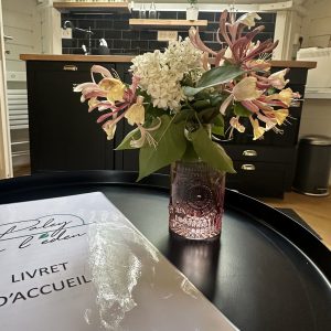 Hébergement insolite en Île-de-France, intérieur cosy avec fleurs fraîches sur la table.